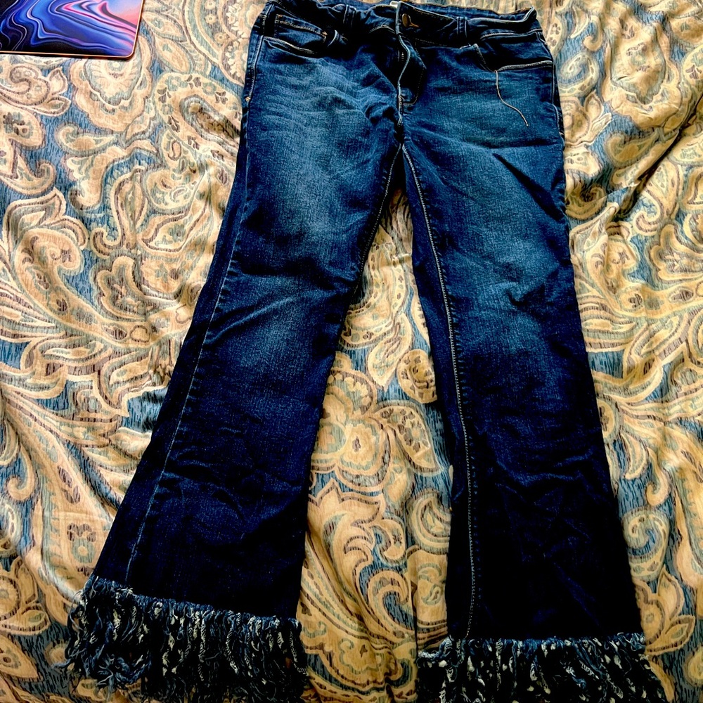 Cropped shredded jeans